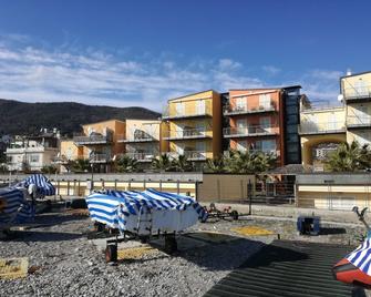 Two-Room Apartment New Sea View Gallinara Island Directly On The Beach - Albenga - Gebäude