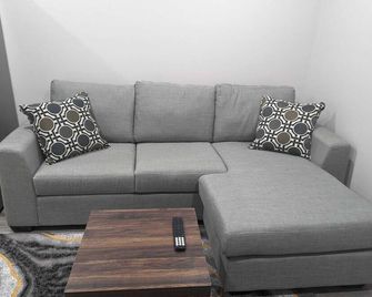 Cozy Basement Suite in Regina - Regina - Living room