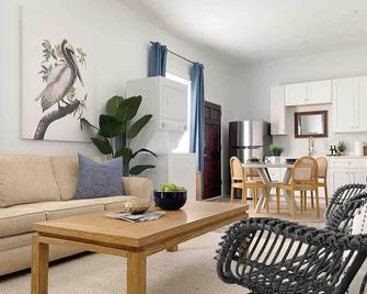 New! Stylish 1900s Renovated Duplex Apartment Building Near Forsyth & River St - Savannah - Sala de estar