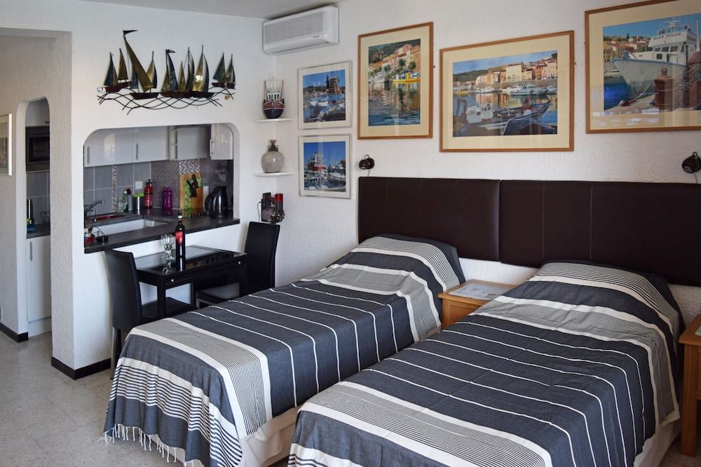 Fabulous studio, sleeps 2, overlooking the lovely harbour of Port-Vendres. - Port-Vendres - Спальня