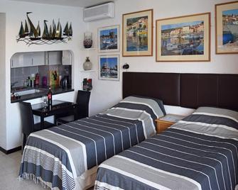 Fabulous studio, sleeps 2, overlooking the lovely harbour of Port-Vendres. - Port-Vendres - Bedroom