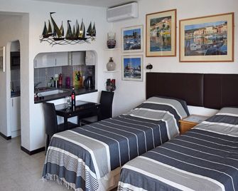 Fabulous studio, sleeps 2, overlooking the lovely harbour of Port-Vendres. - Port-Vendres - Спальня