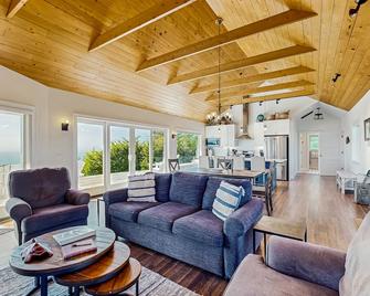 Luxurious, new coastal home w/modern kitchen, sweeping ocean and pastoral views - Albion - Sala de estar