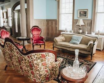 1912 Bed and Breakfast - Sumter - Living room