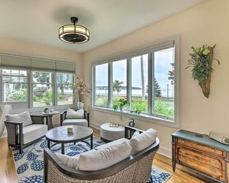 Walkable New Haven Retreat w/ Ocean Views! - New Haven - Huiskamer