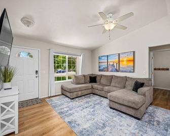 Charming Home ear Triple Play Silverwood Hayden Lake Fire Pi Fenced Yard a Plum Tree 1219 - Hayden - Sala de estar