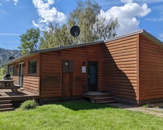 Great river access for boat or wade fishing and a quite river spot. - Cascade - Building