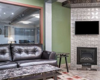 Super 8 by Wyndham Rice Lake - Rice Lake - Lobby