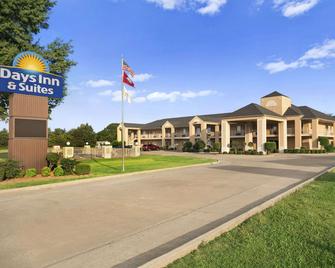 Days Inn & Suites by Wyndham Stuttgart - Stuttgart - Building