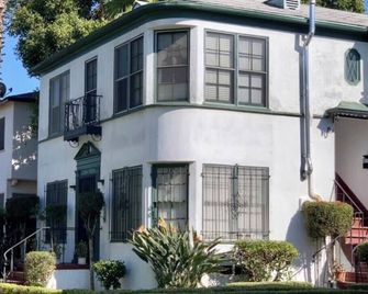 Traveling Healthcare-Workers, Nurses, Corporate Travelers. A 60 Night Minimum. - Los Angeles - Building