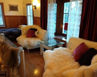 The 3 Bears Cabin - National Forest Adventure Pass - Twin Peaks - Living room