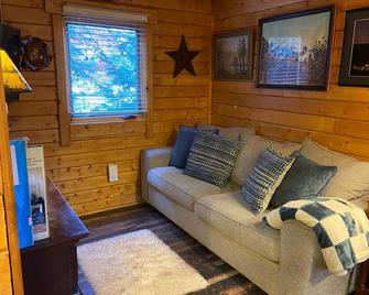Cabin In The Trees In Historic Jim Thorpe, On The Side Of Flagstaff Mountain - Jim Thorpe - Living room