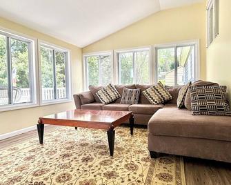 Charming 3-bedroom ranch in soothing Montville, 1 minute from Mohegan Sun. - Montville - Living room