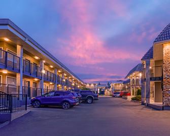 Best Western Plus Burnaby Hotel - Burnaby - Edificio