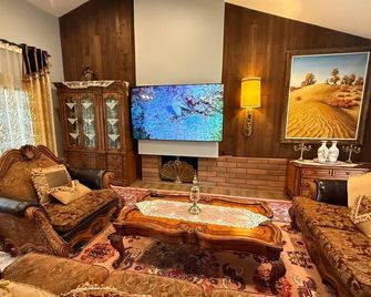 Los Angeles - Centrally located between Disneyland Universal Studios Beverly Hills and Downtown LA Most ideal city to stay with stunning views and heated pool - Hacienda Heights - Living room