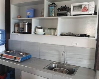Zyrine Homestay - Seawall Side - 布爾戈斯（北蘇裏高） - 廚房
