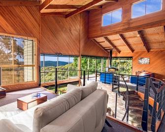 Grey Gum Lodge - Woodford - Living room