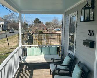 Two Blocks to Beach and Town and ON Central Park! - Cape Charles - Balkón