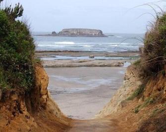 5-J's Beach House - Otter Rock - Plaża