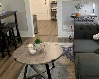 Cheerful and Bright 2 Bedroom Cottage - Galveston - Sufragerie