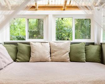 New! Ponomana Oasis - The Koi Cottage - Captain Cook - Living room