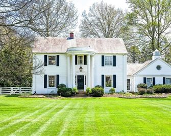 Spacious historic Colonial Manor with sprawling manicured lawns & mature trees. - Newark - Edificio
