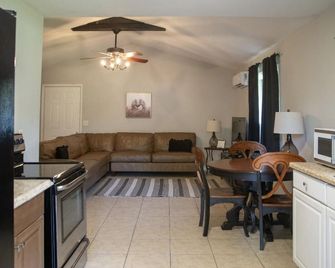 Charming 1-bedroom apartment on private farm with pond- boarding available - Citra - Living room