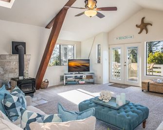 3713 Sandy Toes Cottage - Nestled Among the Trees - Carmel-by-the-Sea - Living room