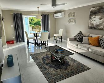 Modern Luxury 2-bedroom 2.5-bathroom townhouse - Negril - Living room