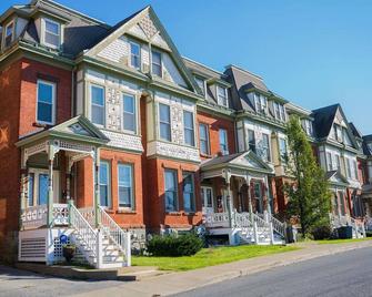 Stylist and spacious centrally located one bedroom apartment - Poughkeepsie - Building