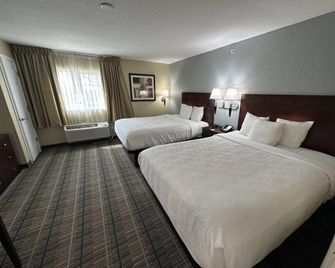 MainStay Suites - Coralville - Bedroom