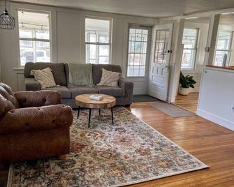 Cozy Chatham Retreat - Chatham - Living room
