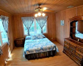 Nice Wooden House, a few steps from the beach - sleeps 6 - Strategic location - Green Turtle Cay - Schlafzimmer