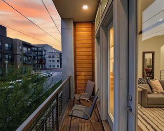 Rooftop Living in Central Austin Near UT Dining Music Concordia Retreat by AvantStay - Austin - Balkon