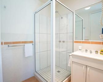 Adina Lodge Holiday Apartments - Bright - Baño