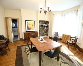 Large, kid friendly, private home on a brick street, 10 mins from downtown - Pittsburgh - Dining room