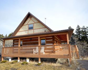 Crowsnest Riverside Cabin- 42 km from Castle Mountain Ski Resort - Bellevue - Building
