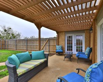 Lazy Boho Resort: Roomy Lux. Home w/ Private Pool - Abilene - Patio