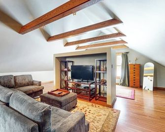 Spacious studio, dog-friendly, close to recreation, central a/c, TV, wifi - Barnard - Living room