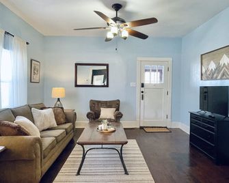 Charming & Cozy Craftsman: Ac/Heat + Pets Free! - Trinidad - Wohnzimmer