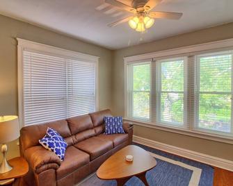 Cafe Terrace at TG Park | Fenced Backyard+W/D - San Luis - Sala de estar