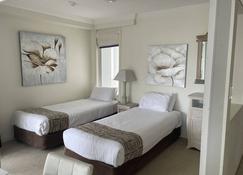 Broadbeach Holiday Apartments - Broadbeach - Bedroom