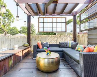 Hot Tub, King Bed, Bikes, Pet Friendly with Fenced Backyard, Walk to Broad Ripple Village, 10 minutes to Downtown - Indianápolis - Patio
