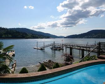 Luxury Waterfront Retreat Right on the Ocean with Pool, Hot Tub & Private Dock - Port Moody - Pool