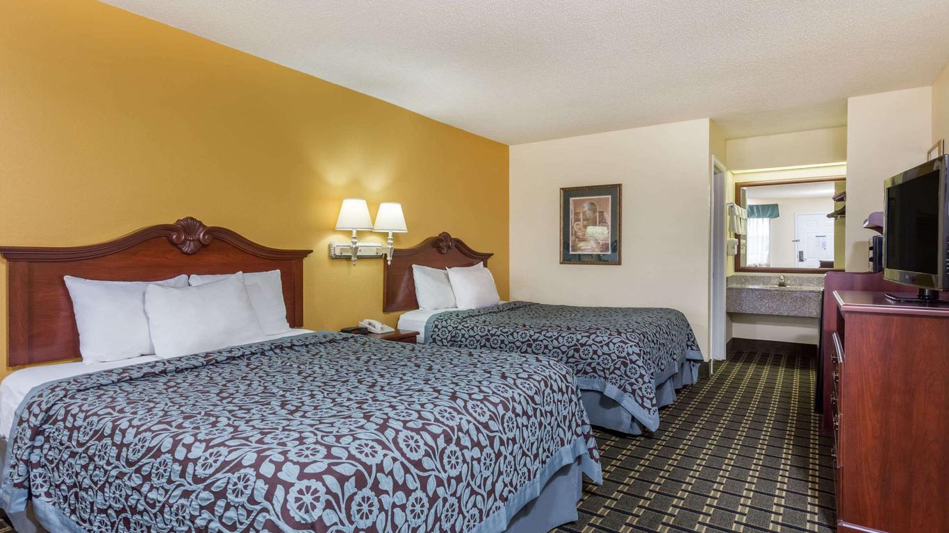 Days Inn & Suites By Wyndham Warner Robins Near Robins Afb