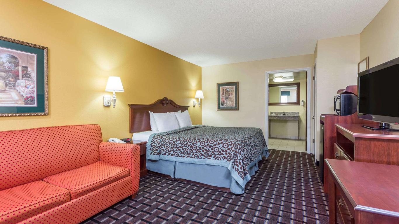 Days Inn & Suites By Wyndham Warner Robins Near Robins Afb