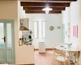 Gaudì Art Room Studio Apartment - Alghero - Dining room