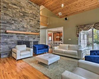 Magnificent Villa, Private Pool, Fire Pit w/Huge Backyard - Chester - Living room