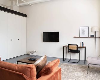 Westown Studio Apt Near Fiserv, Baird, and Theater District - Milwaukee - Living room