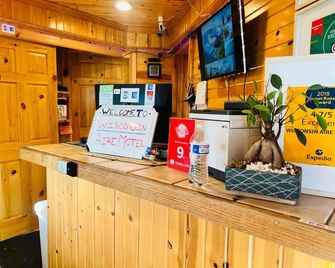 Random Lake Motel (Rlm) - Random Lake - Front desk